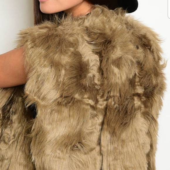 🌿New! CAMEL FAUX FUR VEST - Picture 4 of 4